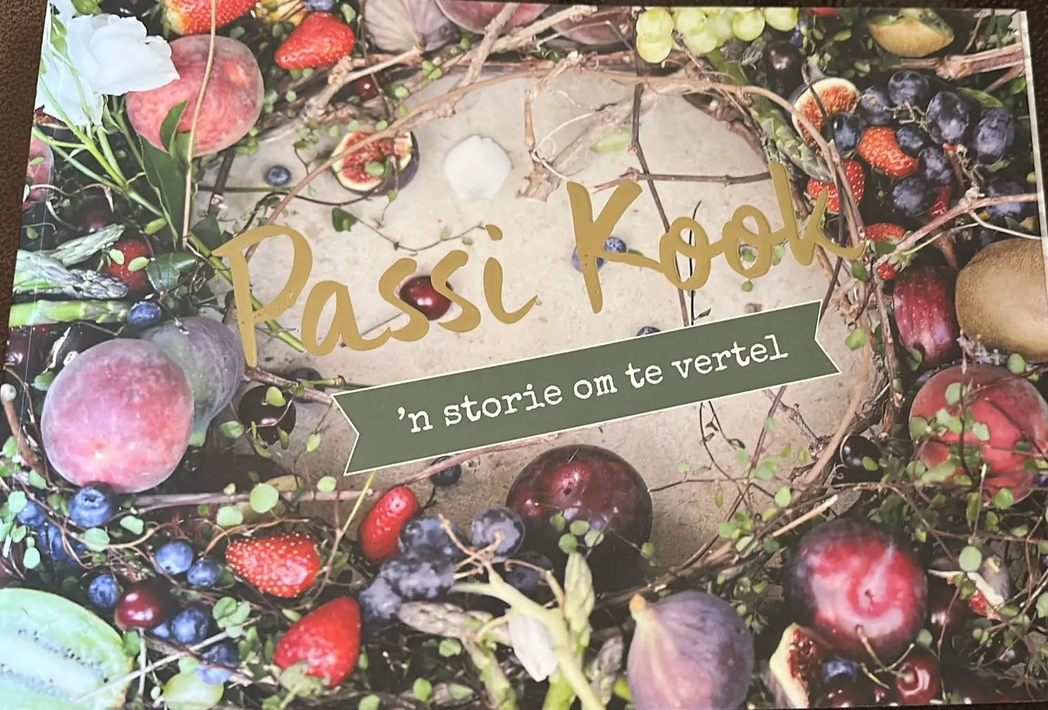 The cover of Passi Kook: fruit, berries and flowers around the title